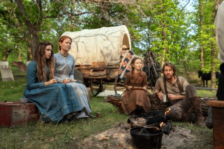 kywalker Hughes as Mary Ingalls, Crosby Fitzgerald as Caroline Ingalls, Alice Halsey as Laura Ingalls, Luke Bracey as Charles Ingalls in episode 101 of Little House on the Prairie