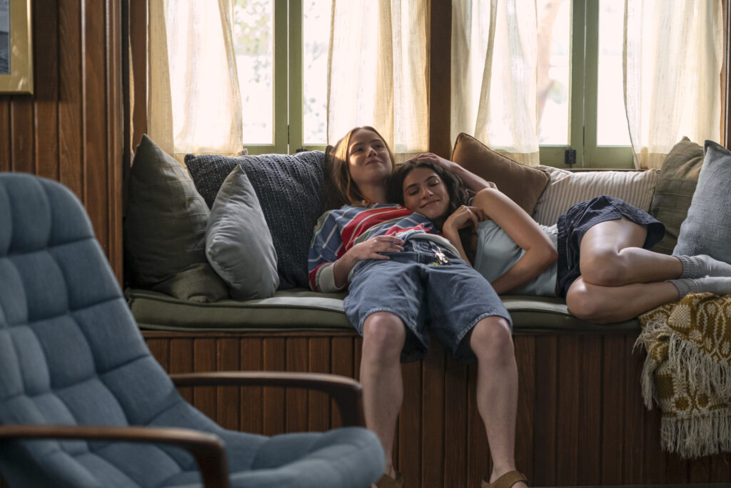 Ramona (Amélie Hoeferle) and Annie Jacobson (Ella Rubin) in STERLING POINT